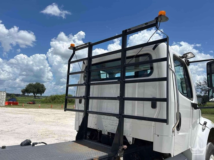 2018-freightliner-m2-106-image-16