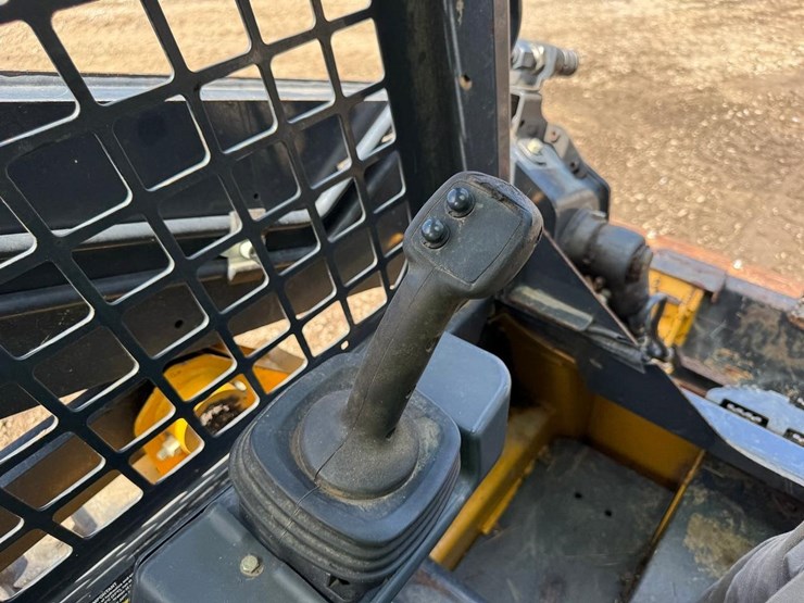 2017-deere-317g-image-27