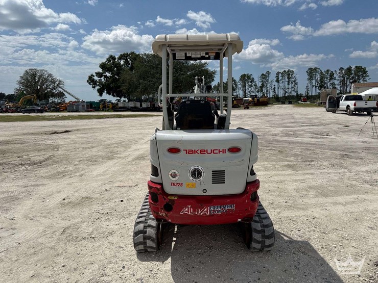 2022-takeuchi-tb225-image-52