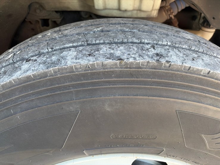 2014-freightliner-m2-106-image-10