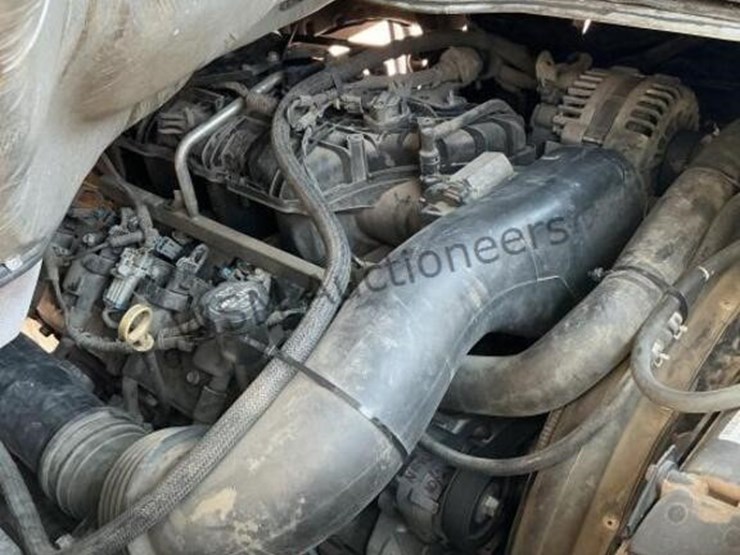2015-isuzu-npr-image-12