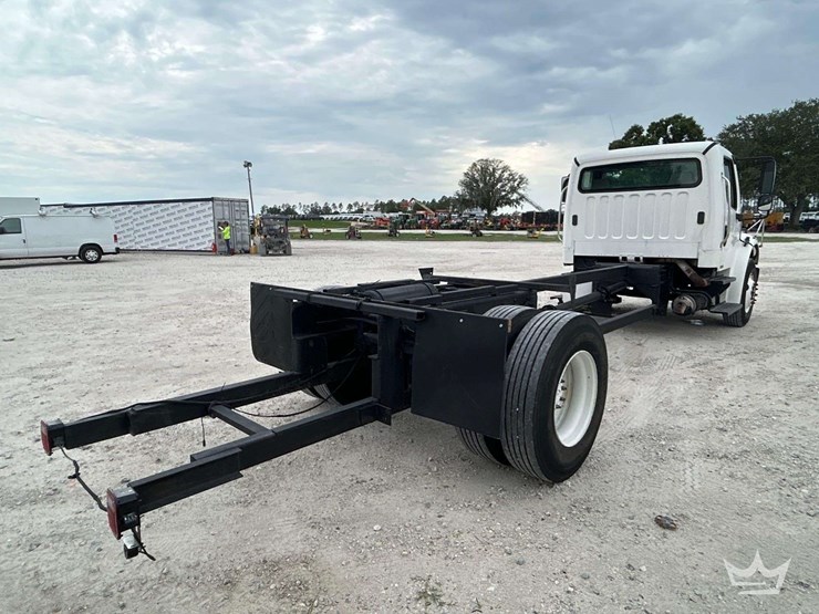 2006-freightliner-m2-106-image-3