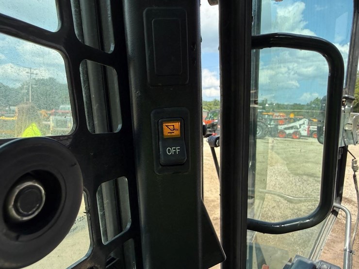 2022-bobcat-t770-image-21