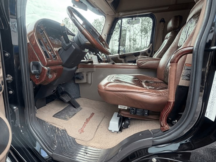 2009-freightliner-m2-106-image-33