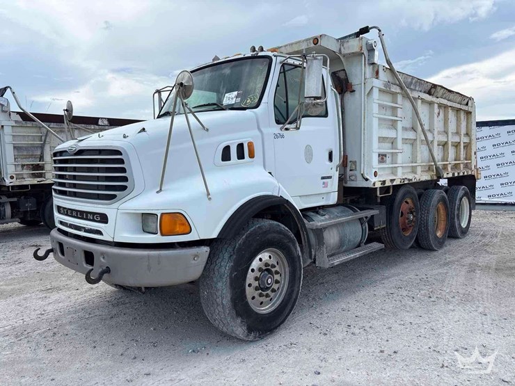 2009-sterling-l9500-image-1