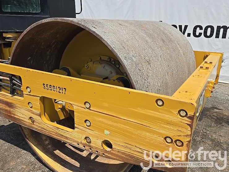 2020-caterpillar-cs56b-image-11