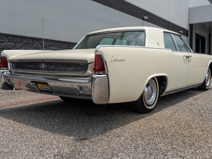 #111-•-1962-lincoln-continental-sedan-image-5