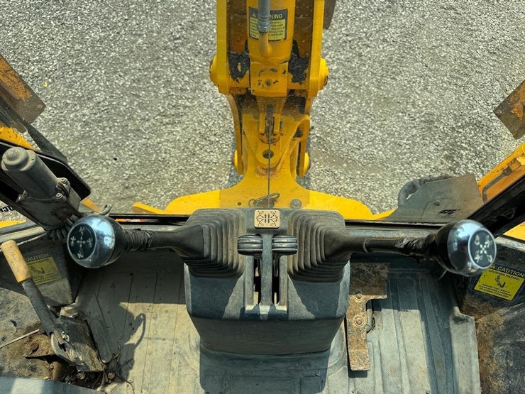 jcb-214e-image-29