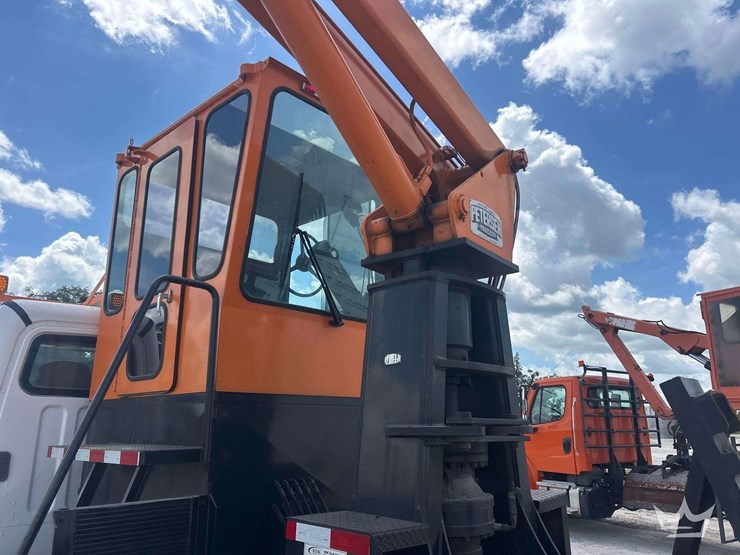 2016-freightliner-m2-106-image-20