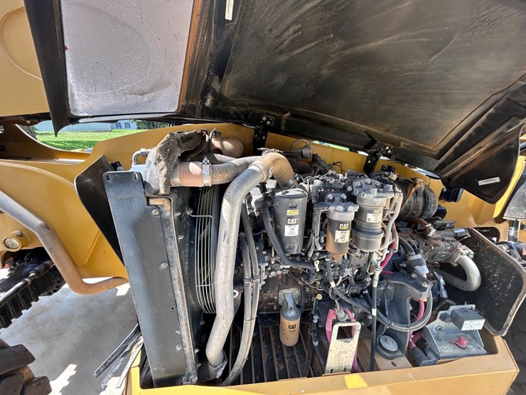 2017-caterpillar-tl1055d-image-31