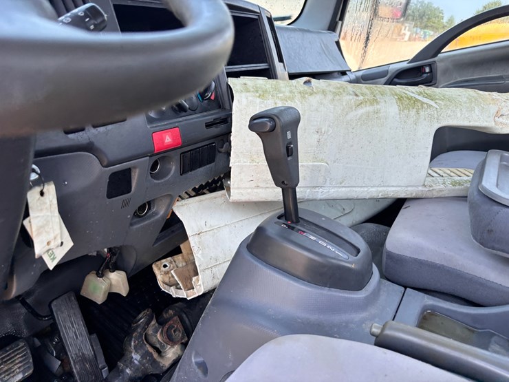 2016-isuzu-npr-image-9
