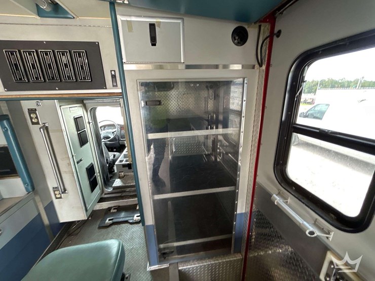 2005-freightliner-m2-106-image-31