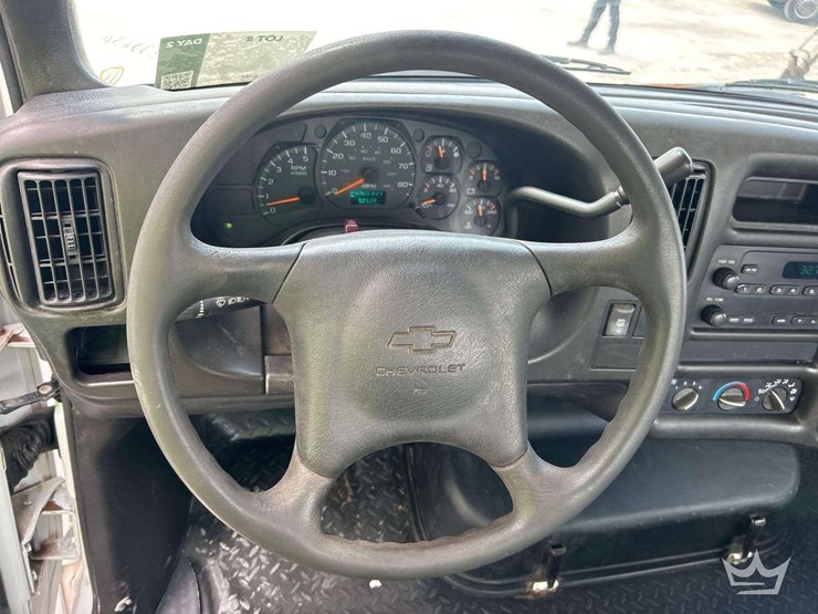 2005-chevrolet-c5500-cab-and-chassis-truck-image-11