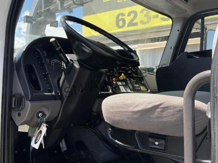 2019-freightliner-114sd-image-30