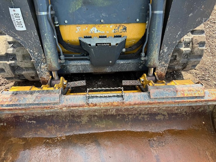 2017-deere-317g-image-11