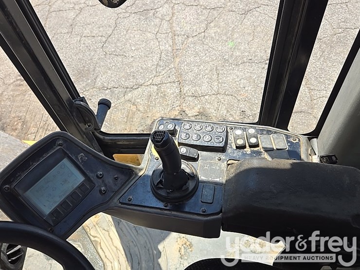 2020-caterpillar-cs56b-image-24