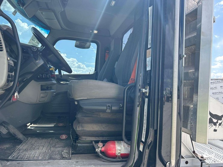 2019-peterbilt-579-image-13