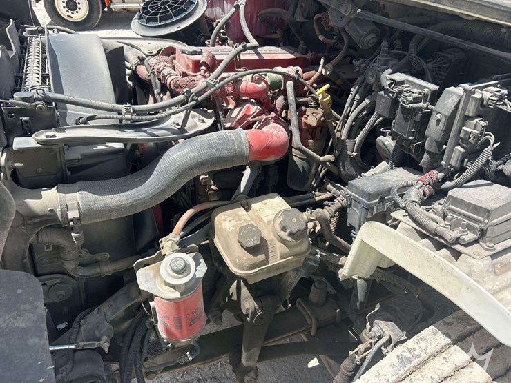 2016-freightliner-m2-106-image-7
