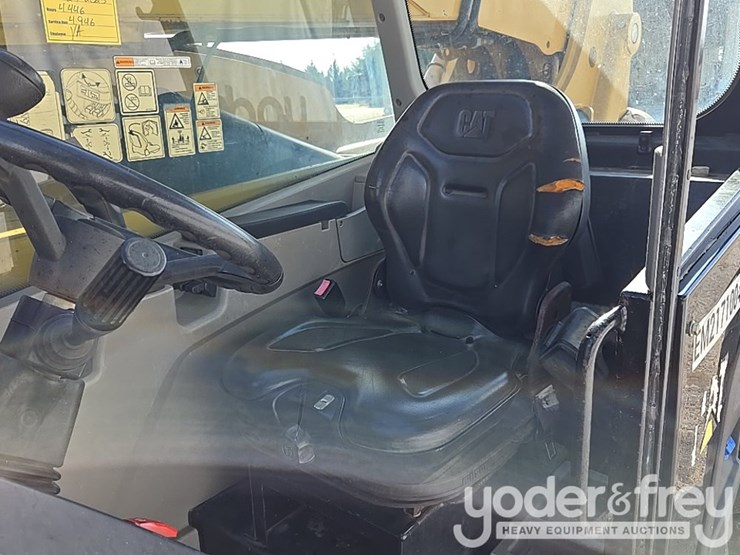 2017-caterpillar-tl1055d-image-31