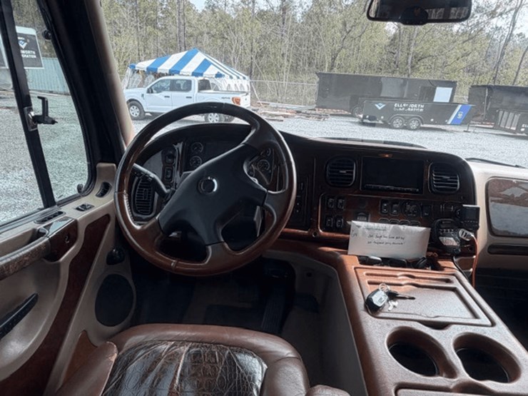 2009-freightliner-m2-106-image-29