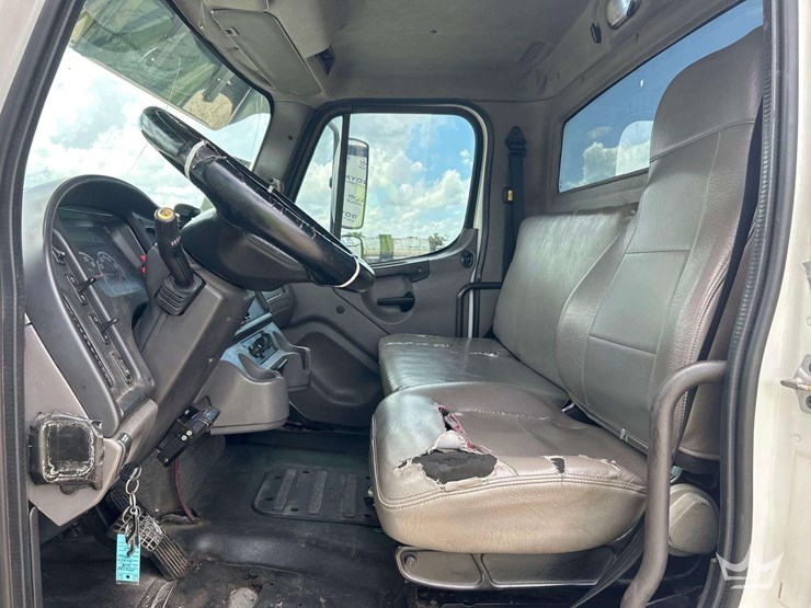 2016-freightliner-m2-106-image-15