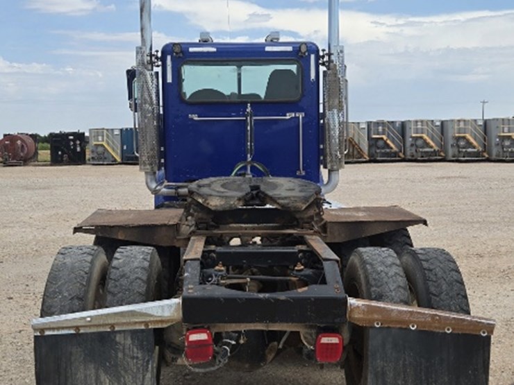 2015-peterbilt-389-image-11