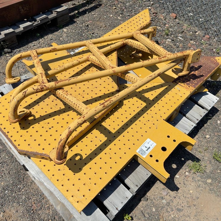 QUANTITY OF CATERPILLAR WHEEL LOADER BODY PANELS