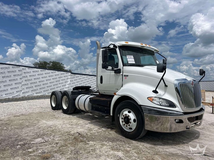 2021-international-rh613-t/a-day-cab-truck-tractor-image-2