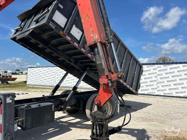 2017-freightliner-m2-106-image-20