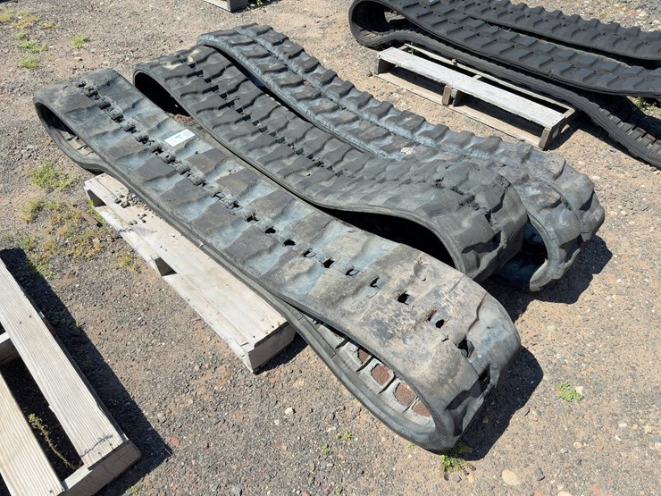 (3)-rubber-skid-steer-tracks-image-3