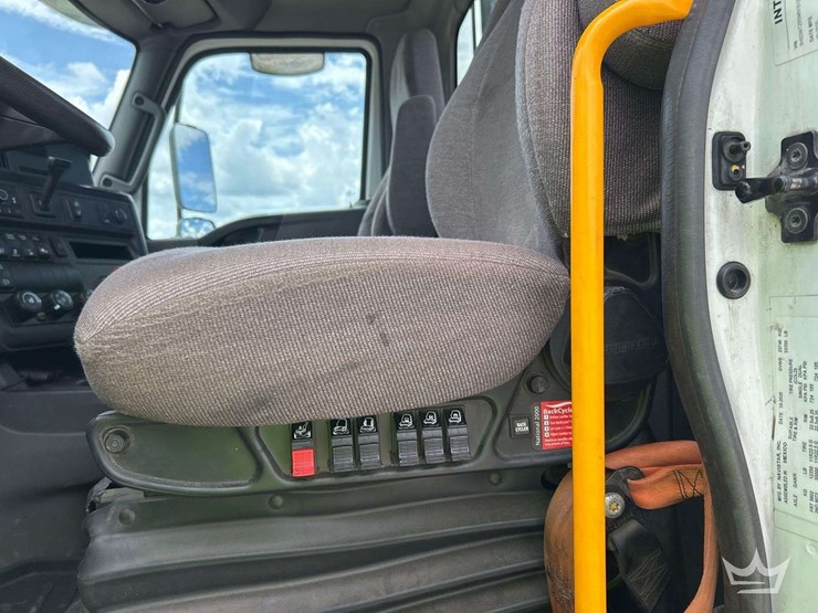 2021-international-rh613-t/a-day-cab-truck-tractor-image-15