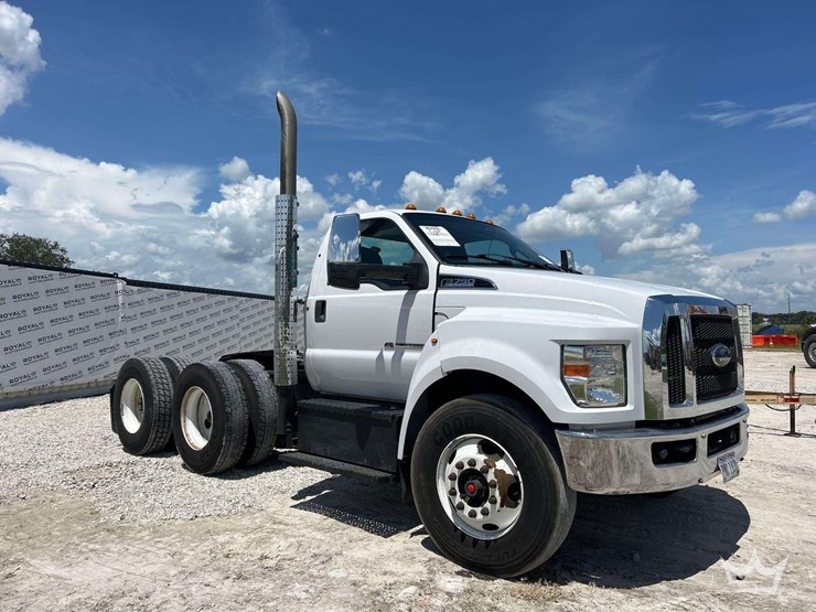 2022-ford-f750-image-2