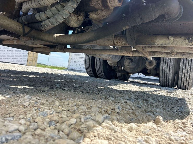 2016-freightliner-114sd-image-32