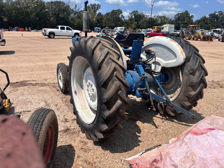 ford-tractor-image-3