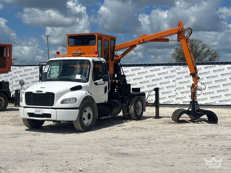 2016-freightliner-m2-106-image-1