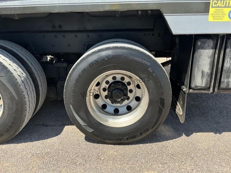 2019-freightliner-114sd-image-8