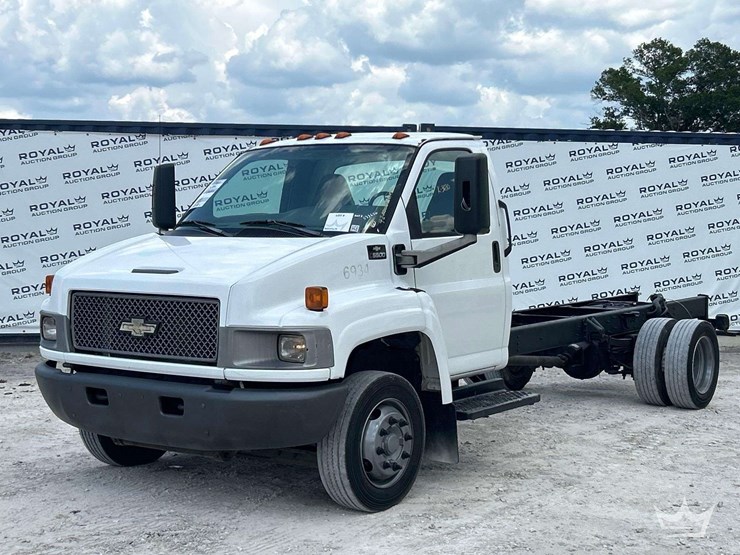 2005-chevrolet-c5500-cab-and-chassis-truck-image-1