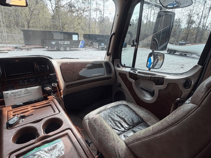 2009-freightliner-m2-106-image-28