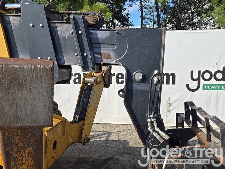 2017-caterpillar-tl1055d-image-13