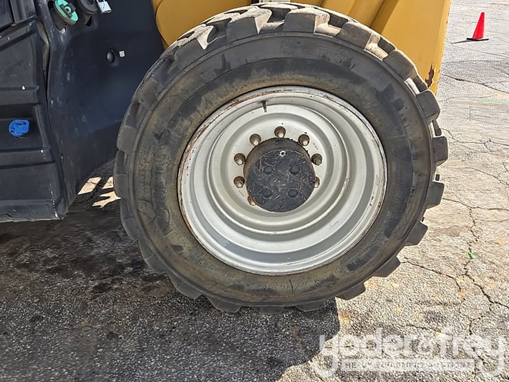 2017-caterpillar-tl1055d-image-24