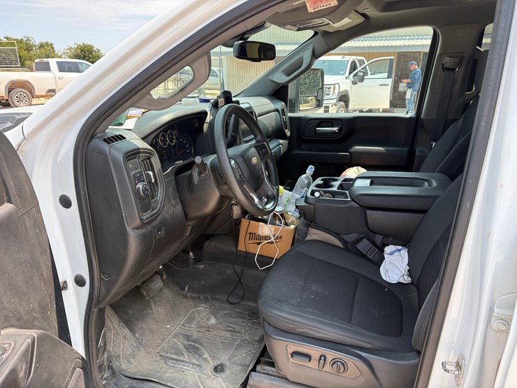2023-chevrolet-silverado-2500hd-image-9