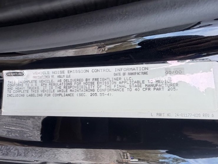 2009-freightliner-m2-106-image-30