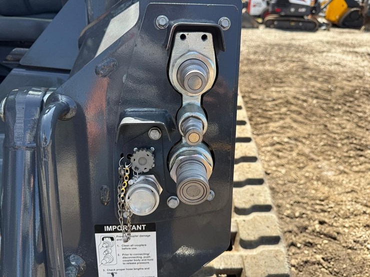 2024-deere-317g-image-11