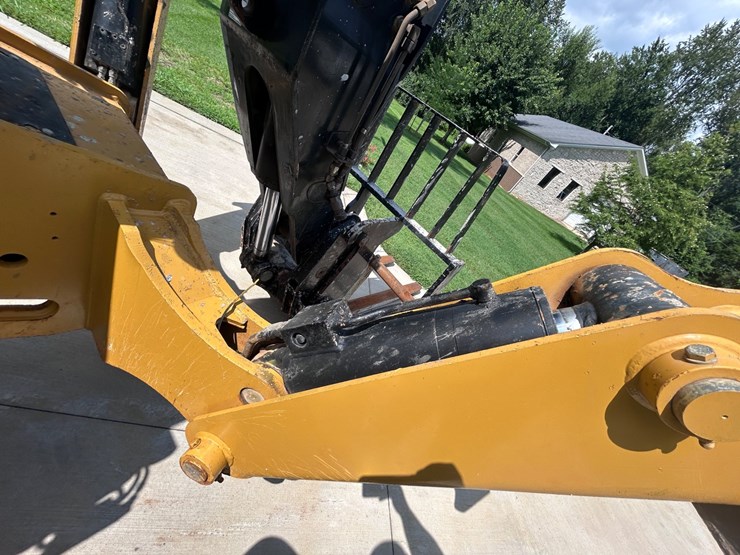 2017-caterpillar-tl1055d-image-21