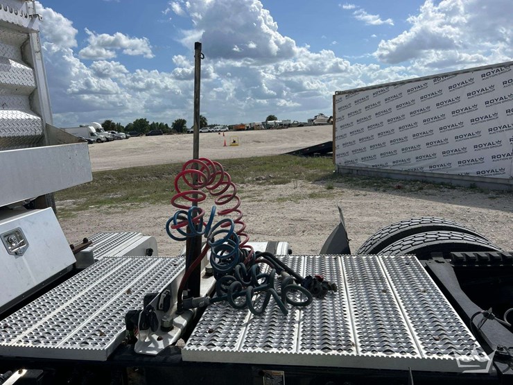 2019-peterbilt-579-image-17