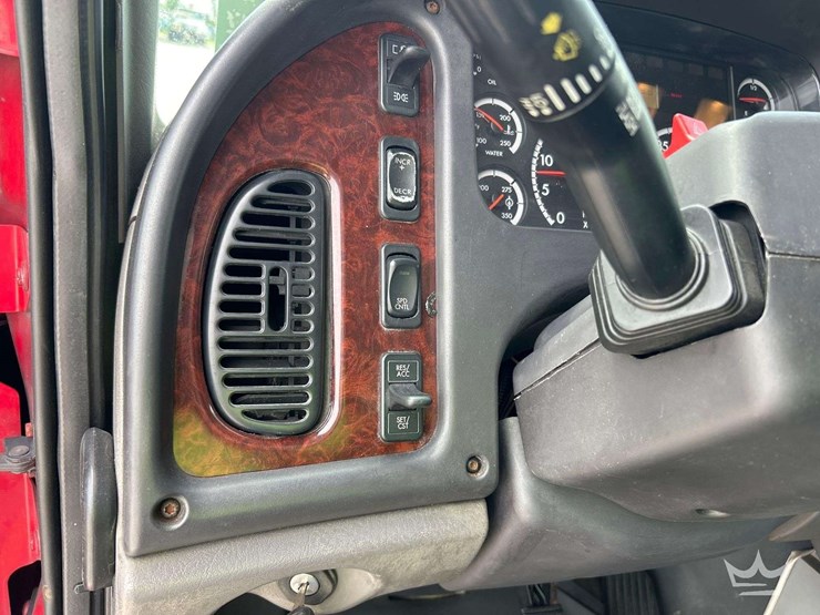 2005-freightliner-m2-106-image-15