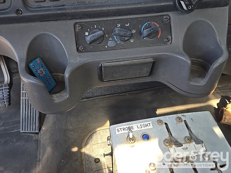 2013-freightliner-m2-106-image-41