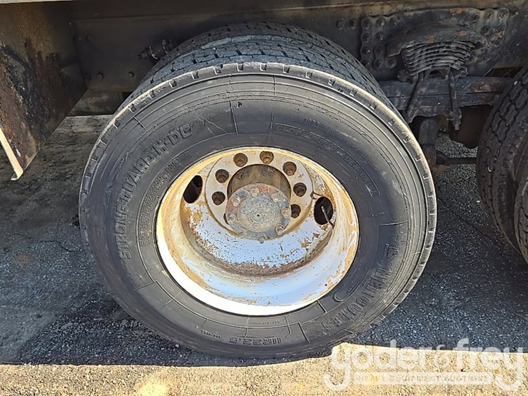 2013-freightliner-m2-106-image-9