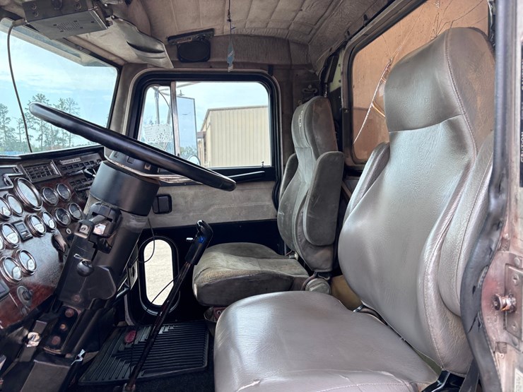 1997-peterbilt-379-image-10