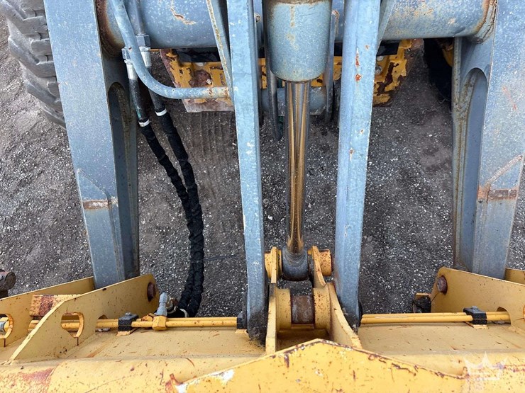 2015-deere-410l-image-13